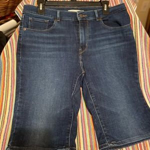 Ladies Levi’s bermudas. Maybe worn once.